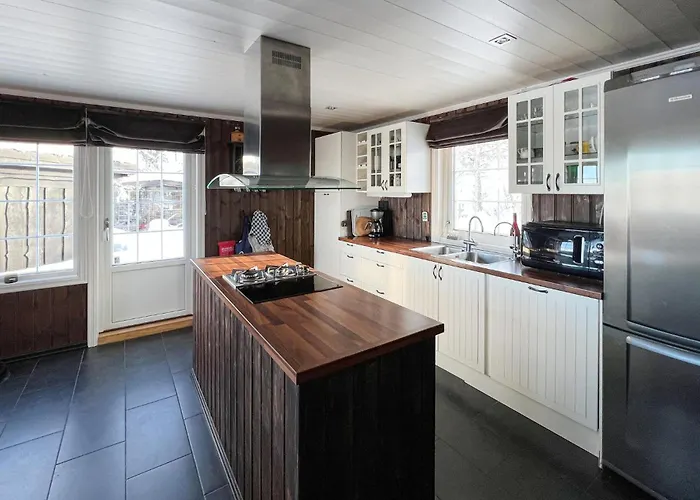 5 Bedroom Awesome In *