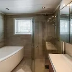 5 Bedroom Awesome In Hébergement de vacances